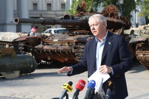 Senador Graham pide acelerar y aumentar el suministro de armas a Ucrania