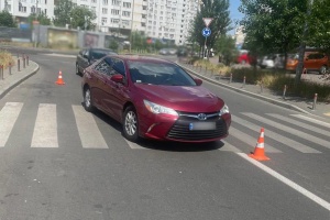 У Києві водій на пішохідному переході наїхав на дитину у колясці