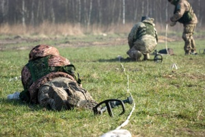 У Польщі канадські інструктори вчать українських військових мінній безпеці