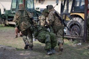 Soldados ucranianos aprenden a ayudar a los heridos en Polonia