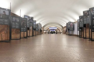 У харківському метро відкрилася фотовиставка у рамках проєкту «Міста та їхні герої»