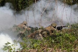 У Британії українські бійці вчаться долати смуги перешкод під час бою