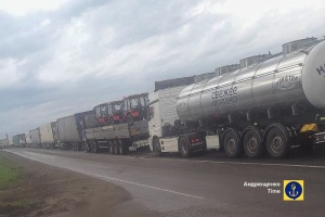 На кордоні з Росією утворився затор вантажівок з краденим українським зерном