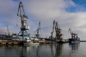 У захопленому порту Бердянська росіяни вантажать на кораблі зерно та метал