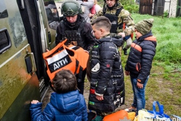 Une famille de cinq enfants, dont le père est mort lors d’un bombardement, évacuée de la région de Donetsk 