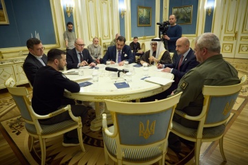 En visite en Ukraine, le ministre des Affaires étrangères de Bahreïn rencontre Volodymyr Zelensky