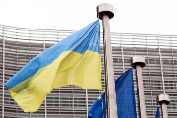 Bandera ucraniana izada junto a las banderas de la UE en la Comisión Europea