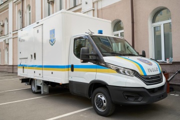 La France fait don d’un deuxième laboratoire mobile d’analyse ADN à l’Ukraine 