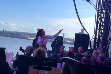 Ruslana actúa con la orquestra de la Ópera Nacional Inglesa en el Festival de Eurovisión