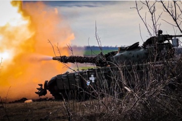 Befehlshaber der ukrainischen Landstreitkräfte zeigt, wie Artillerie russische Angriffsgruppe in Bachmut vernichtet 