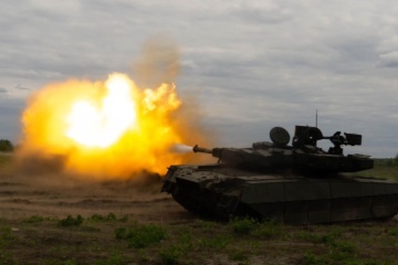 Befehlshaber der ukrainischen Landstreitkräfte zeigt, wie Artillerie russische Angriffsgruppe in Bachmut vernichtet