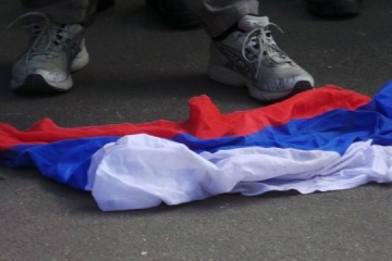 被占領下メリトポリのカフェで市民がロシア国旗を引き剥がす
