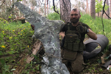 Nationalgardist schießt in Region Luhansk seltene russische Eleron-Drohne ab