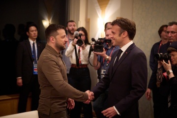 Zelensky meets with Macron in Japan