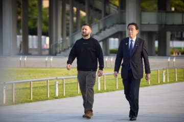 ゼレンシキー大統領と岸田首相、平和記念資料館訪問　慰霊碑に献花