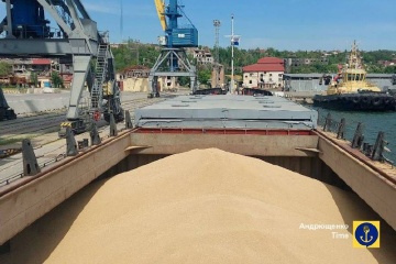 Otro buque ruso con grano ucraniano robado sale de Mariúpol
