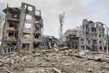 Misil ruso destruye un bloque de apartamentos en Avdíivka, civiles atrapados bajo los escombros