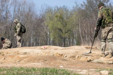 Canadian instructors in Poland teach Ukrainian soldiers mine safety