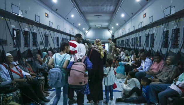 Британія евакуювала з Судану понад дві тисячі людей