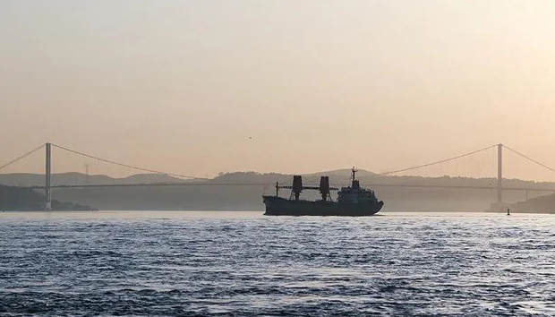 Туреччина через поломку судна тимчасово закривала прохід через Босфор