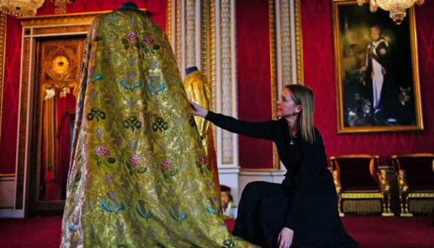 Чарльз ІІІ під час коронації одягне мантію із золотими рукавами, створену для Георга V