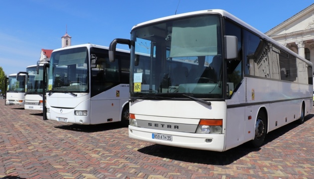 Le gouvernement français a offert quatre bus scolaires à la région de Tchernihiv, en Ukraine 