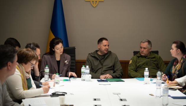 Єрмак зустрівся з українськими й іноземними журналістами