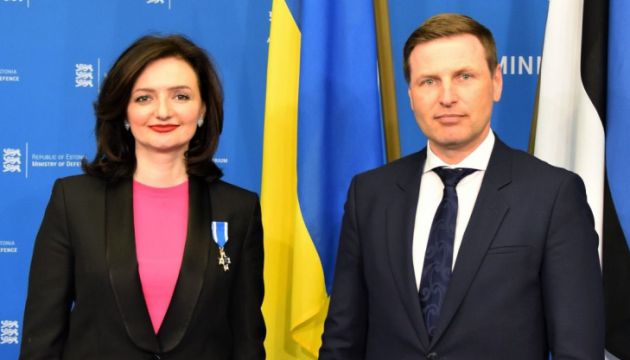 Міністр оборони Естонії вручив послу України Хрест «За заслуги»