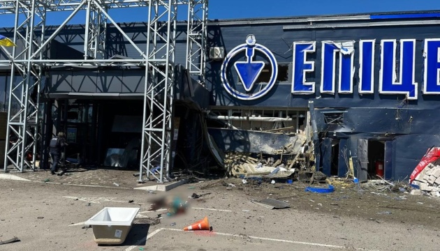 Війська рф вдарили по гіпермаркету у Херсоні, троє загиблих