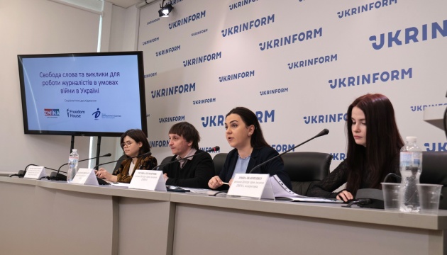 ウクライナ専門家、記者による「自主検閲」の増加を報告