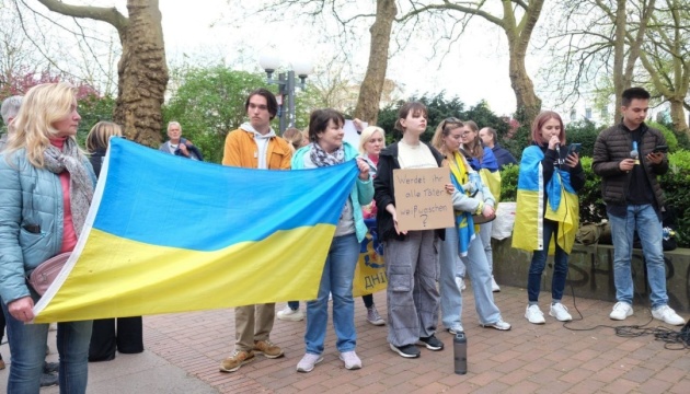 У Гамбурзі українці провели акцію проти вистави за книгою колишнього військового рф