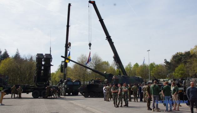 Нідерланди незабаром відправлять в Україну броньовані крани