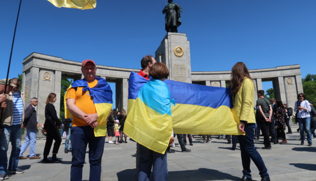 На меморіалах у Берліні заборонили українські та російські прапори на травневі свята