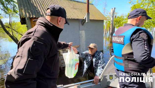 Водопілля на Запоріжжі: поліцейські допомагають жителям затопленого острова Мурав'їний