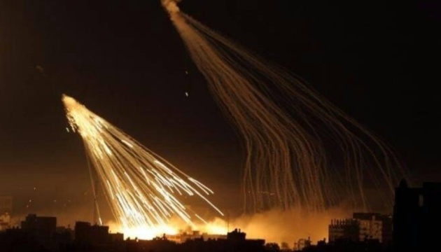 Rusos bombardean Bajmut con fósforo