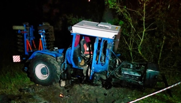 Un tractor choca contra una mina antitanque en la región de Kyiv