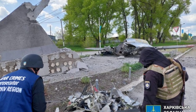 російський обстріл пошкодив у Вовчанську пам’ятний знак із літаком