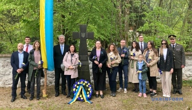 Ukrainian diplomats pay tribute to victims of Ebensee concentration camp in Austria