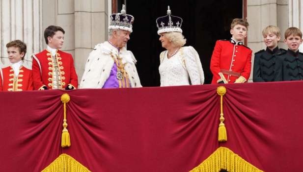 Король Чарльз III із королевою Камілою вийшли на балкон Букінгемського палацу