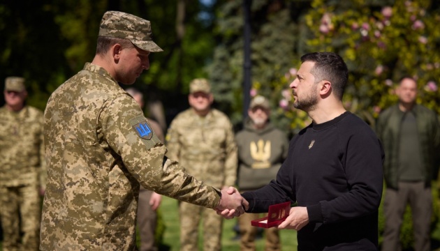 Zelensky presents awards to infantry soldiers