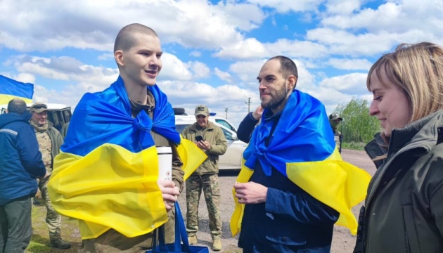 СБУ показала зустріч українських захисників з полону