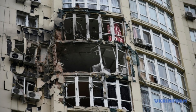 Consecuencias del ataque con drones en Kyiv: Fragmentos caen sobre edificios residenciales, cinco heridos