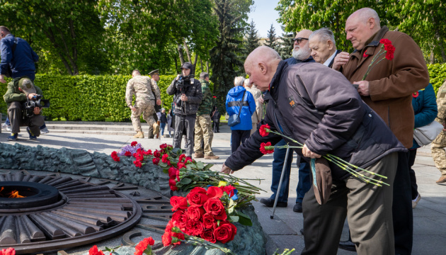 День пам’яті та примирення: у Києві поклали квіти до могили невідомого солдата 