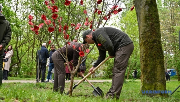 Львів'яни висадили «Дерево пам’яті» на території колишнього концтабору
