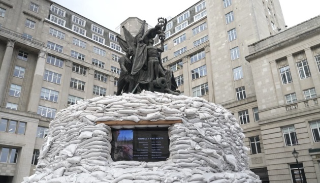 У Ліверпулі пам’ятник Нельсону обклали мішками з піском на знак солідарності з Україною