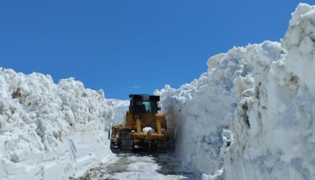 У високогірних районах Туреччини снігові замети сягають 5 метрів