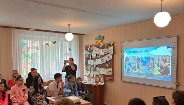 У семи містах України працюють освітні осередки для дітей з Бахмута 