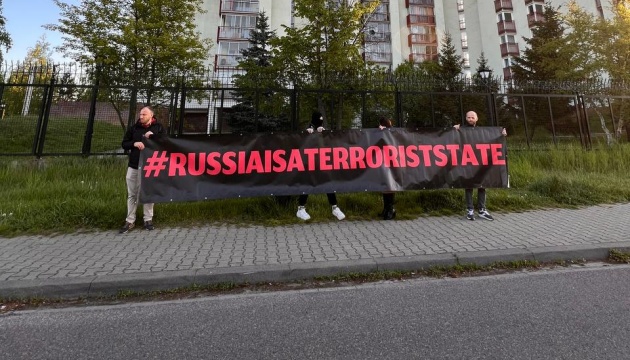Антивоєнні активісти розбудили сиренами російських дипломатів у Варшаві