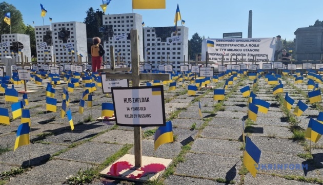 У Варшаві активісти розгорнули інсталяцію про злочини рф біля пам'ятника радянським солдатам