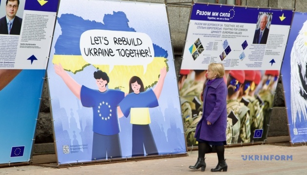 У Києві відкрилася виставка, яка розвінчує міфи про відносини ЄС та України